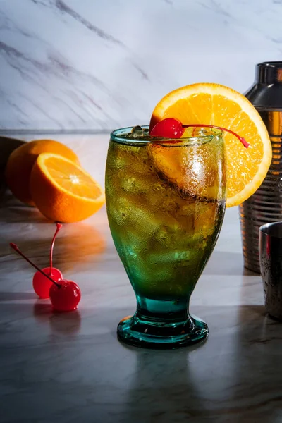Gammaldags Whisky Cocktail Klipporna Med Apelsinskiva Och Maraschino Körsbär — Stockfoto