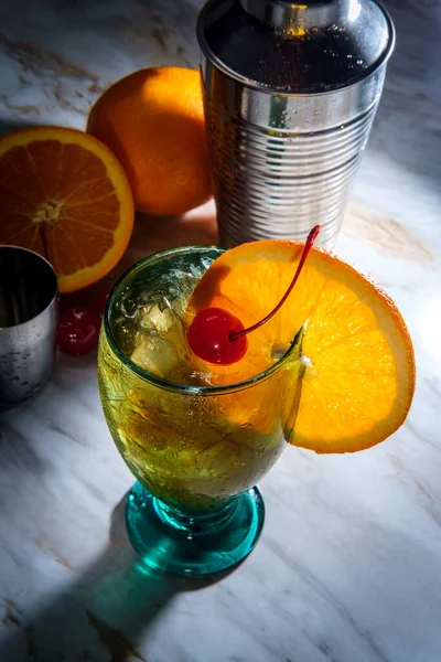 Altmodischer Whiskey Cocktail Mit Orangenscheibe Und Maraschino Kirsche — Stockfoto