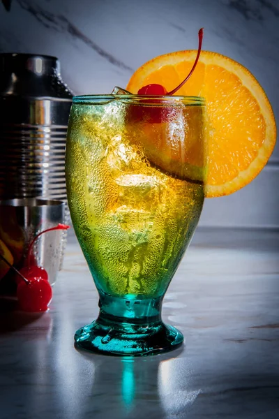 Gammaldags Whisky Cocktail Klipporna Med Apelsinskiva Och Maraschino Körsbär — Stockfoto