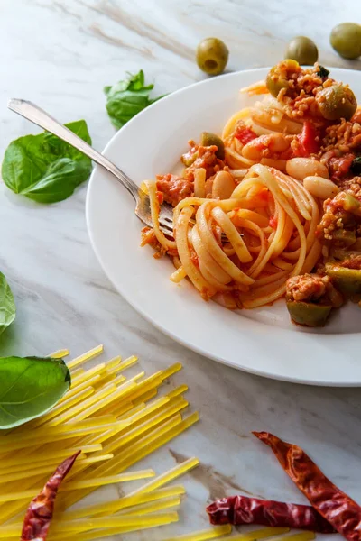 Fettuccine Sugo All Arrabbiata Włoski Makaron Aceituna Manzanilla Sevilla Oliwki — Zdjęcie stockowe