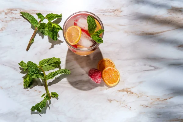 Erdbeer Zitrone Kirsch Wasser Mit Minze — Stockfoto