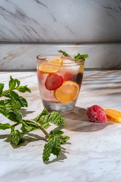 Erdbeer Zitrone Kirsch Wasser Mit Minze — Stockfoto