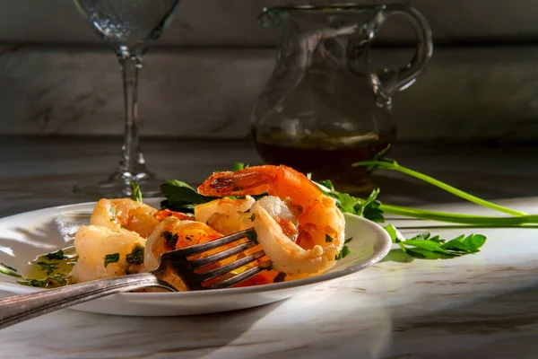 Portuguese Dinner Camarao Alho Oleo Garlic Shrimp Dramatic Sunlight — Stock Photo, Image