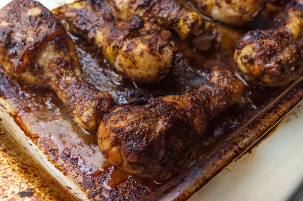Kochen Gebacken Authentische Würzige Jamaikanische Ruck Hühnerkeulen Ofen Mit Auflaufform — Stockfoto