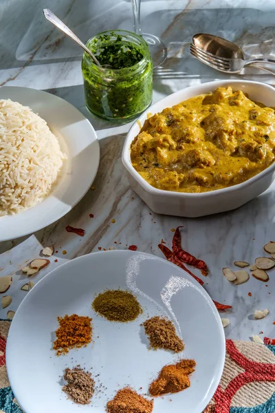 Auténtica Cena Pollo Curry Korma Almendras Indias Con Arroz Basmati —  Fotos de Stock