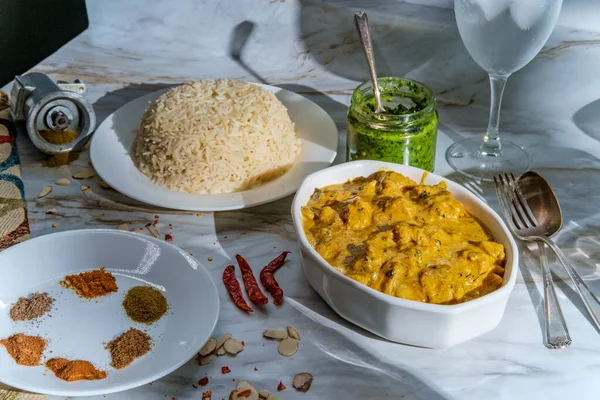 Autêntico Jantar Caril Korma Frango Amêndoa Indiano Com Arroz Basmati — Fotografia de Stock