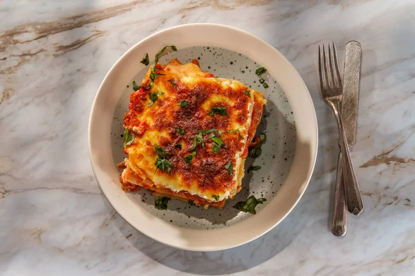 Hemlagad Italiensk Bakad Ost Och Kött Lasagne Marmor Köksbord — Stockfoto