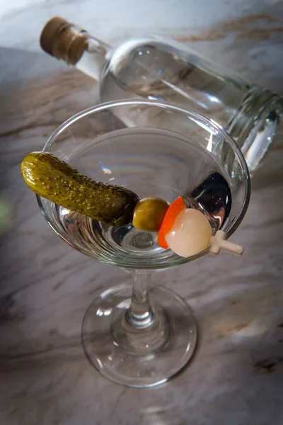 Dry Gin Martini Servido Puro Com Pickle Cocktail Agitador Garrafa — Fotografia de Stock