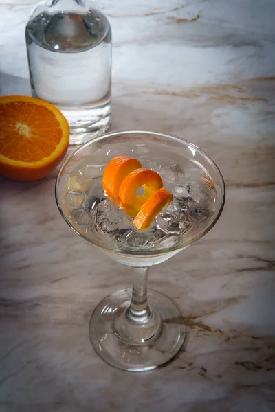 Gin Martini Auf Den Felsen Mit Orangenschale Und Flasche Hintergrund — Stockfoto