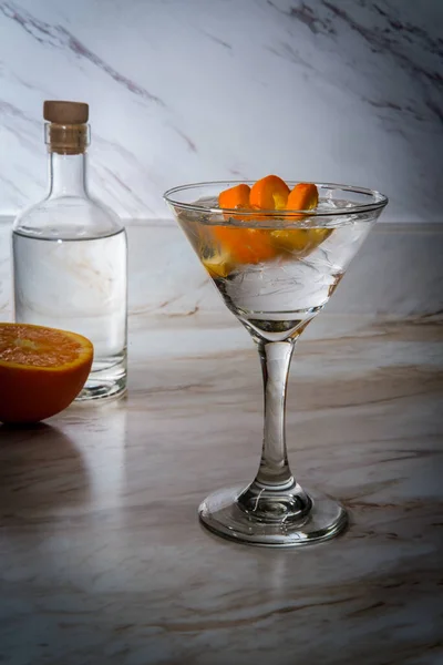 Gin Martini Auf Den Felsen Mit Orangenschale Und Flasche Hintergrund — Stockfoto