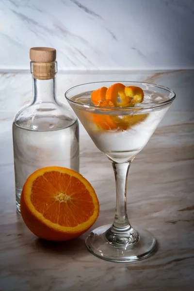 Gin Martini Auf Den Felsen Mit Orangenschale Und Flasche Hintergrund — Stockfoto