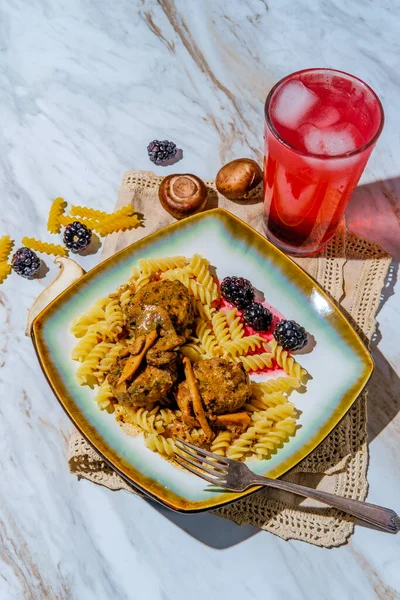 Día Soleado Stroganoff Rotini Con Albóndigas Setas Mermelada Mora — Foto de Stock