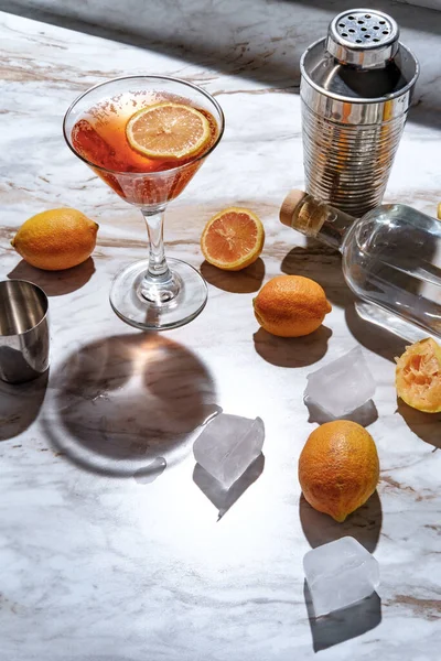 Ροζ Λεμόνι Drop Martini Μαρμάρινο Πάγκο Κουζίνας — Φωτογραφία Αρχείου