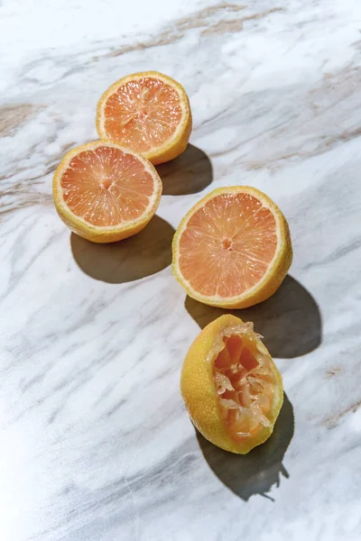 Limoni Eureka Affettati Spremuti Carne Rosa Sul Tavolo Cucina Marmo — Foto Stock