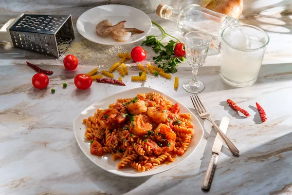 Paste Fusilli Fără Gluten Sos Roșii Cremoase Vodcă Creveți Cârnați — Fotografie, imagine de stoc