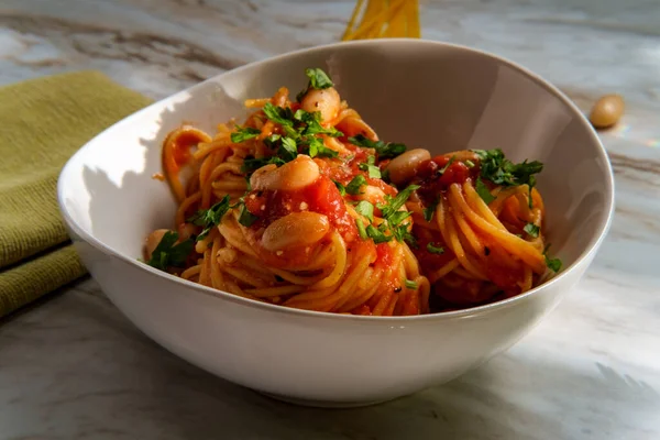 Spaghetti Piccanti Italiani Tutti All Arrabbiata Con Fagioli Cannellini Alla — Foto Stock