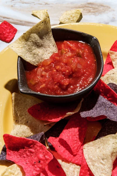 Bunte Tortilla Chips Salsa Auf Marmor Küchentisch — Stockfoto