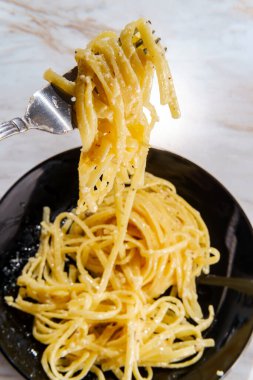 Otantik sade İtalyan fettuccine alfredo akşam yemeği mermer masada.