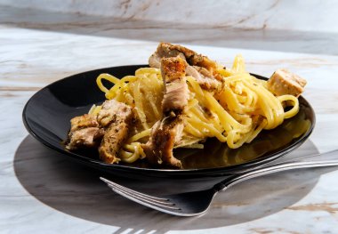 Otantik İtalyan tavuk budu fettuccine alfredo akşam yemeği