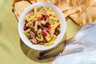 İtalyan sosisli rotini makarna, kastelvetrano ve kalamata zeytinleri ve hafif domates beyaz şarap tereyağı soslu fasulye.