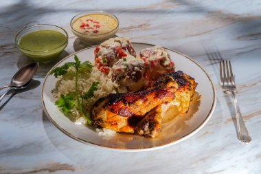 Kolombiya mutfağı papas chorreadas kızarmış tavuk budu ve pilav