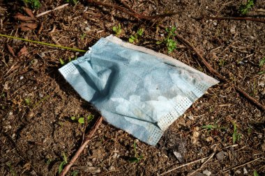 Terk edilmiş koronavirüs şahsi koruma ekipmanları tehlikeli atık ve çöp olarak otoparka atıldı.