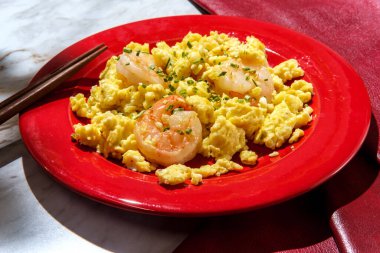 Çin mutfağında çırpılmış karides, çırpılmış yumurta, soğanla süslenmiş.