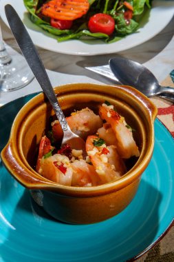 Portekiz gambas al ajillo sarımsaklı karides terracotta cazuela de barro bowl