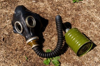 Terk edilmiş Rus tarzı bir Sovyet gaz maskesi ve bir yaz günü solunum tüpü.