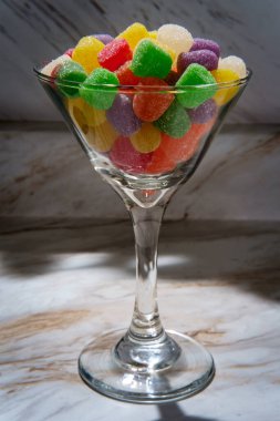 Granüle şeker kaplı şekerli martini bardağı.
