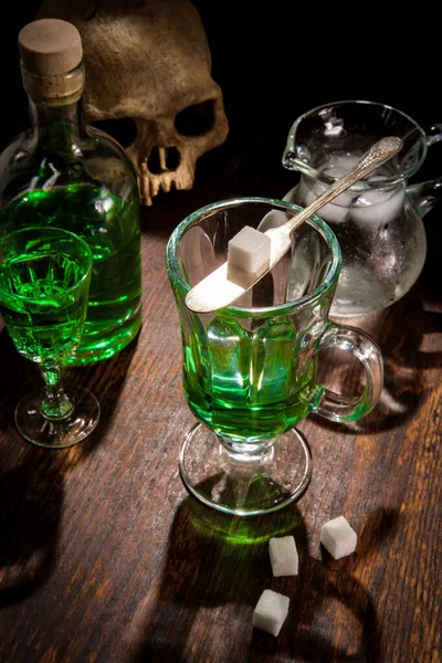 氷水とガラスの中の緑のアブサン酒は 砂糖キューブ上に注ぐ — ストック写真