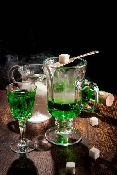 Liquore Assenzio Verde Vetro Con Acqua Ghiacciata Versare Sul Cubetto — Foto Stock