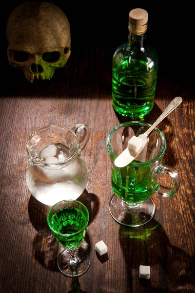 Liquore Assenzio Verde Vetro Con Acqua Ghiacciata Versare Sul Cubetto — Foto Stock