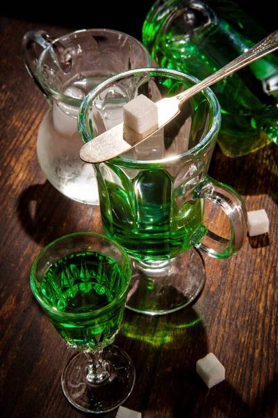 Liquore Assenzio Verde Vetro Con Acqua Ghiacciata Versare Sul Cubetto — Foto Stock