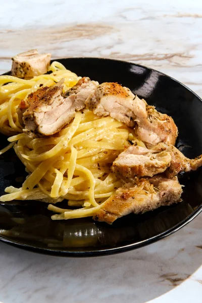 Authentic Italian Chicken Thigh Fettuccine Alfredo Dinner — Stock Photo, Image