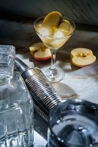 Gin Appletini Cocktail Martini Glass Ice Sliced Apple Garnish — Stock Photo, Image