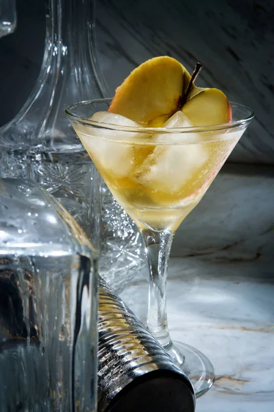 Gin Appletini Cocktail Martini Glass Ice Sliced Apple Garnish — Stock Photo, Image