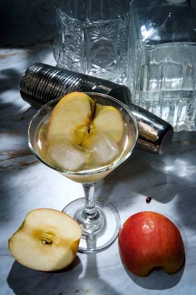 Gin Appletini Cocktail Verre Martini Avec Glace Garniture Pommes Tranchées — Photo