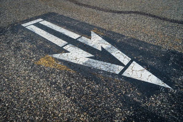 White Arrows Painted Road Parking Lot Directing Traffic Patterns — Stock Photo, Image