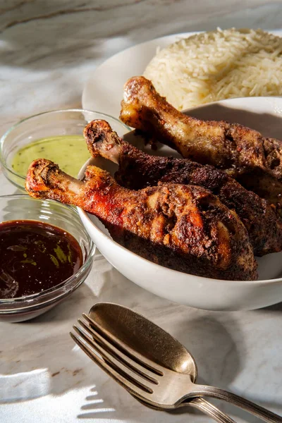 Indian Appetizer Tandoori Chicken Legs Creamy Mint Plum Chutneys Side — Stock Photo, Image