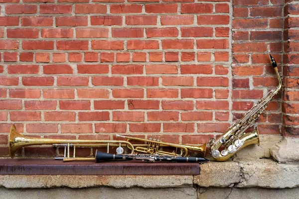 Muziekinstrumenten Waaronder Trombonettrompetklarinet Saxofoon Bakstenen Muur Buiten Jazz Club — Stockfoto