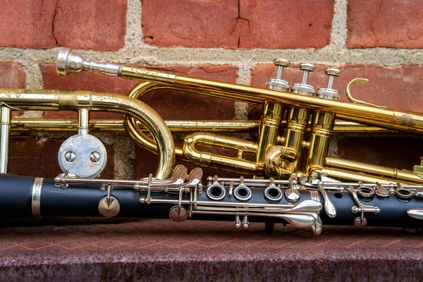Caz kulübünün dışındaki tuğla duvarda trombon trompet ve klarnet gibi müzik aletleri.