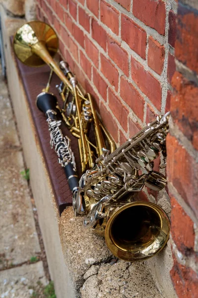 Musikinstrument Inklusive Trumpettrumpetklarinett Och Saxofon Tegelvägg Utanför Jazzklubben — Stockfoto