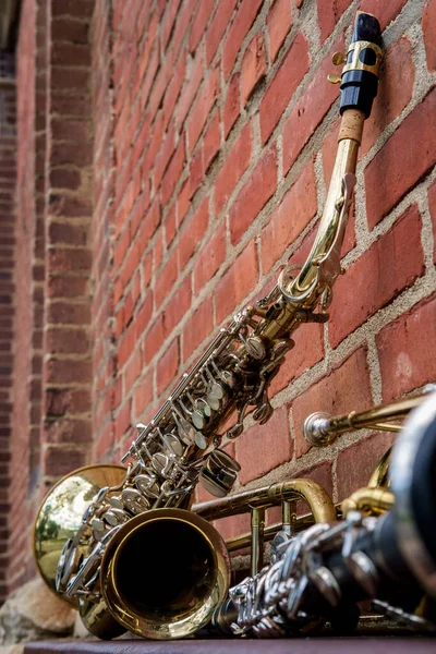 爵士舞俱乐部外的管弦乐乐器 包括长号 单簧管和壁上的萨克斯管 — 图库照片