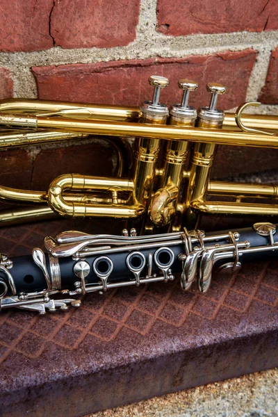 Musikinstrument Inklusive Trumpet Och Klarinett Tegelvägg Utanför Jazzklubben — Stockfoto