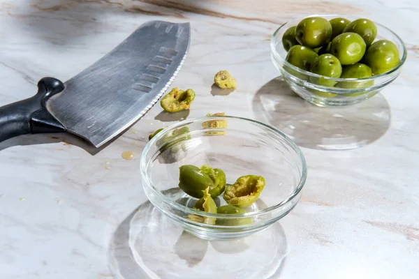 Aceitunas Nocellara Del Belice Castelvetrano Picadas Desgarradas Con Cuchillo — Foto de Stock