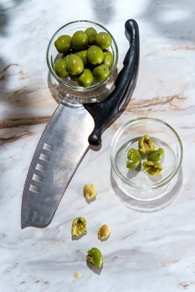 Olives Nocellara Del Belice Castelvetrano Dénoyautées Déchirées Avec Couteau — Photo