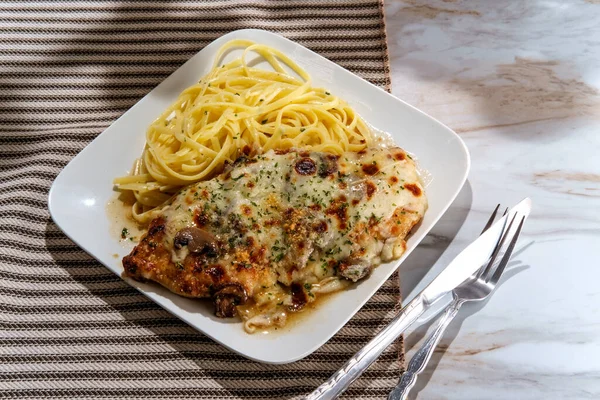 Italian Cuisine Chicken Lombardy Marsala Mushroom Gravy Linguine — Stock Photo, Image