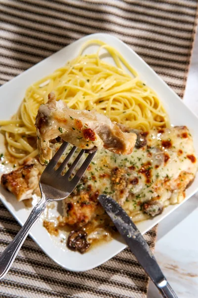Italian Cuisine Chicken Lombardy Marsala Mushroom Gravy Linguine — Stock Photo, Image