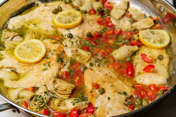 Piccata Pollo Italiano Con Corazones Alcachofa Alcaparras Cocinando Sartén Grande — Foto de Stock